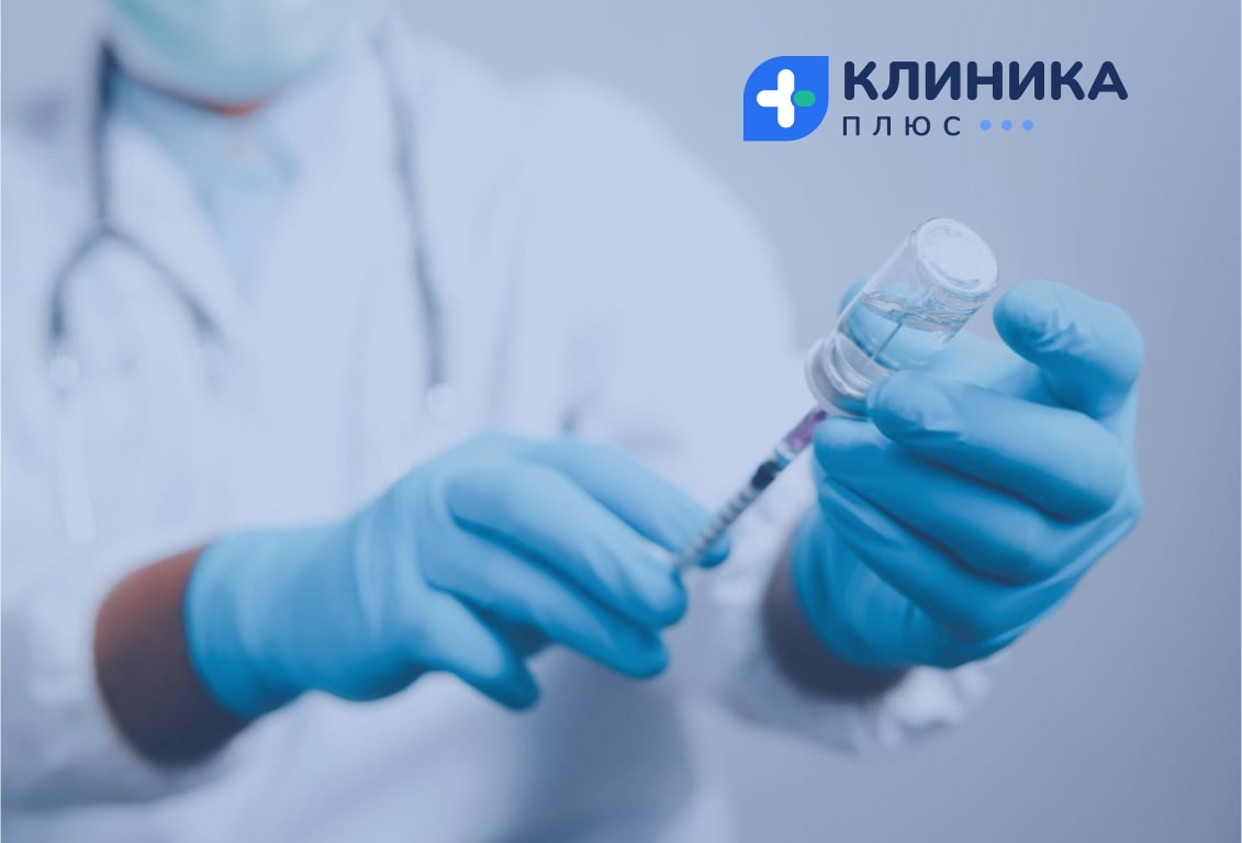 Врач набирает препарат в шприц