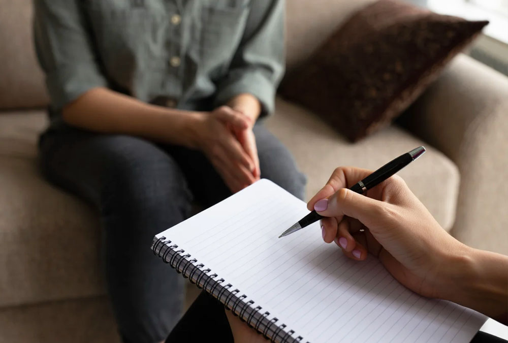 Врач проводит первичную диагностику пациента