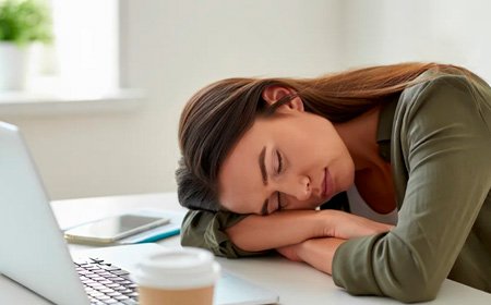 Девушка уснула на столе